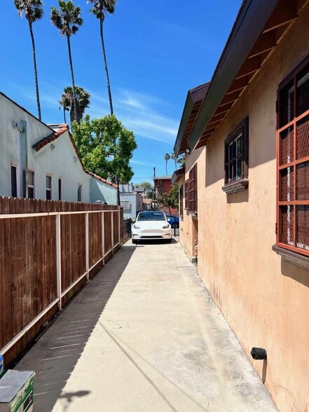Tandem parking area. - 2330 S Mansfield Ave