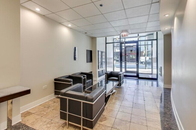 Building Photo - 744 N Clark St