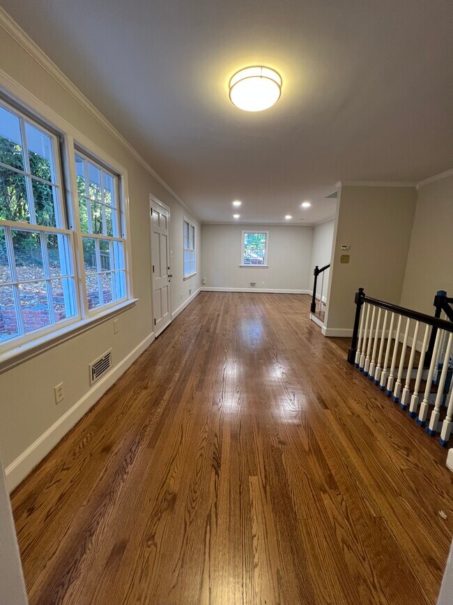 Building Photo - 913 Brookwood Dr