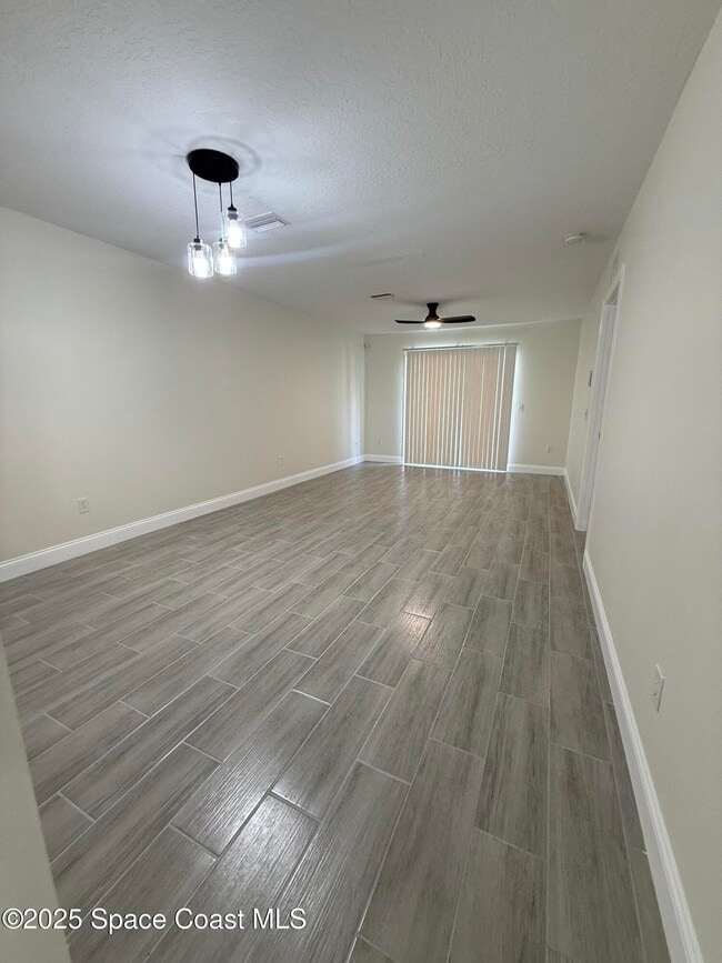 Building Photo - 635 Angela Ln