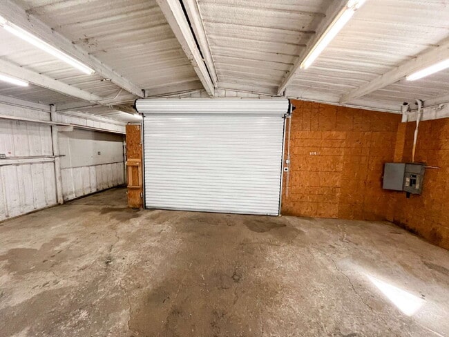 Building Photo - Adorable, Renovated 3/1 House with a Large Metal Shop