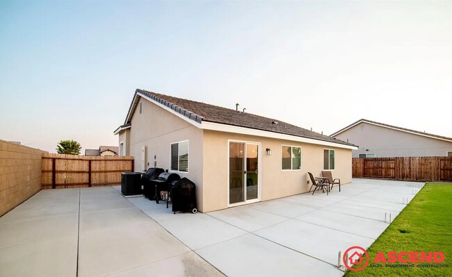 Building Photo - Modern 3 Bed / 2 Bath Home in Bakersfield – Garage + Full Appliance Package