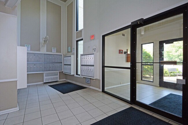 Building Photo - Available now - Top-Floor Living with Style and Convenience in Minnetonka!