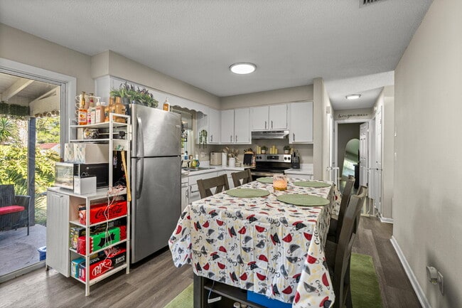 Building Photo - Cozy, fenced 2BR, 1.5BA in NE