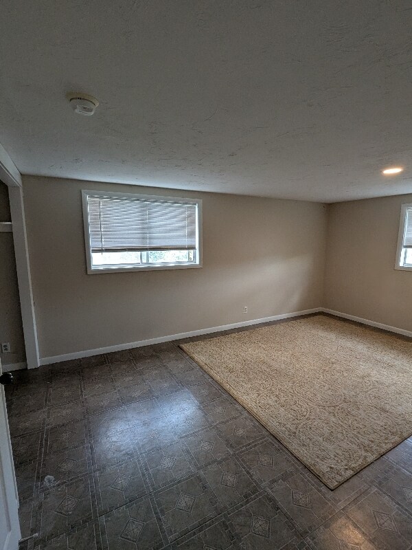 Building Photo - 106 E 1st S