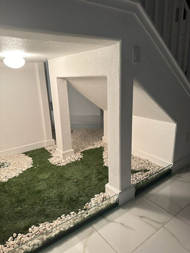 Building Photo - 5701 W Country Ave