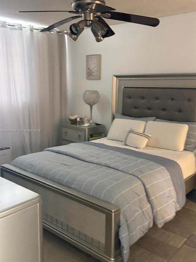 Building Photo - 447 NE 195th St