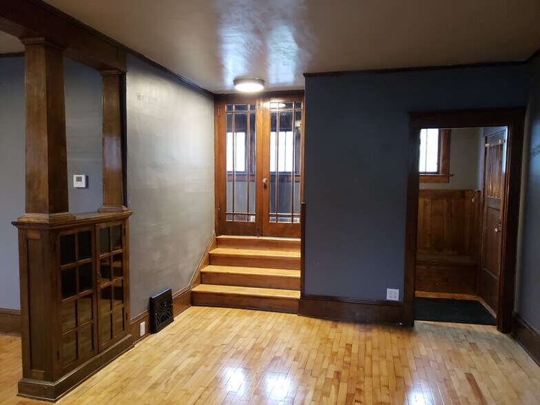 Building Photo - 915 N Clark St