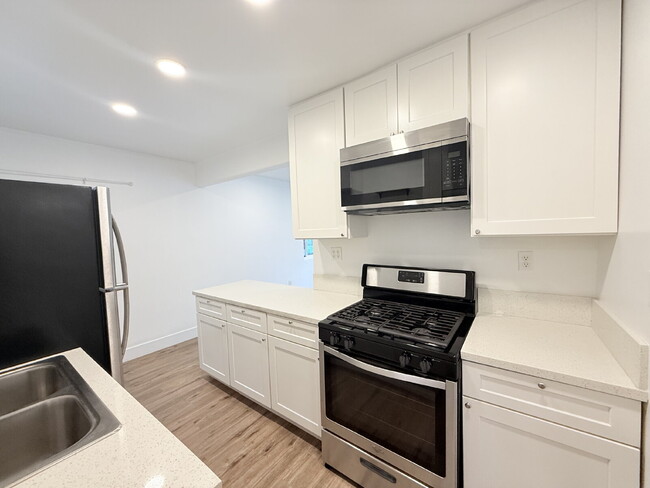 Building Photo - 3 BR / 2 BA Completely Remodeled Home