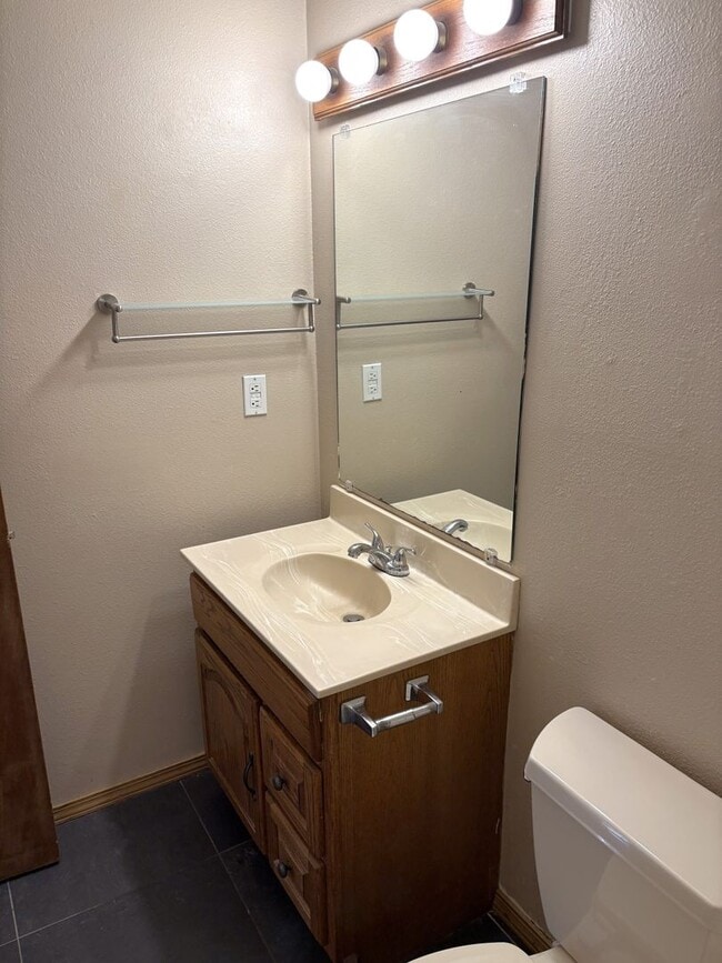 Building Photo - Beautiful 5 Bedroom NE Heights Home With B...