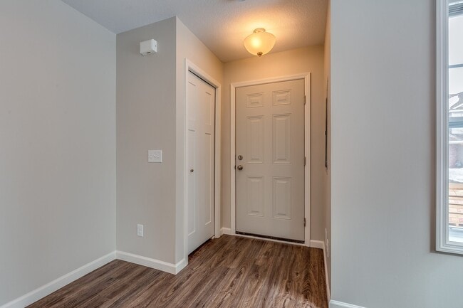 Building Photo - END UNIT townhome available July 01 $1825.00