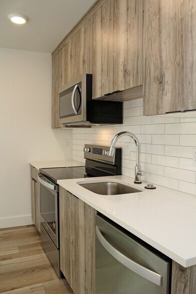 Building Photo - 4563-4563 N Borthwick Ave