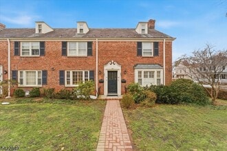 Building Photo - 260 Walnut St