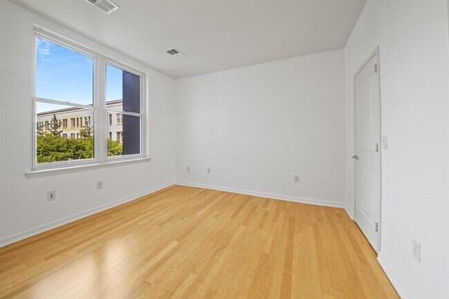 Building Photo - 1100 Adams St