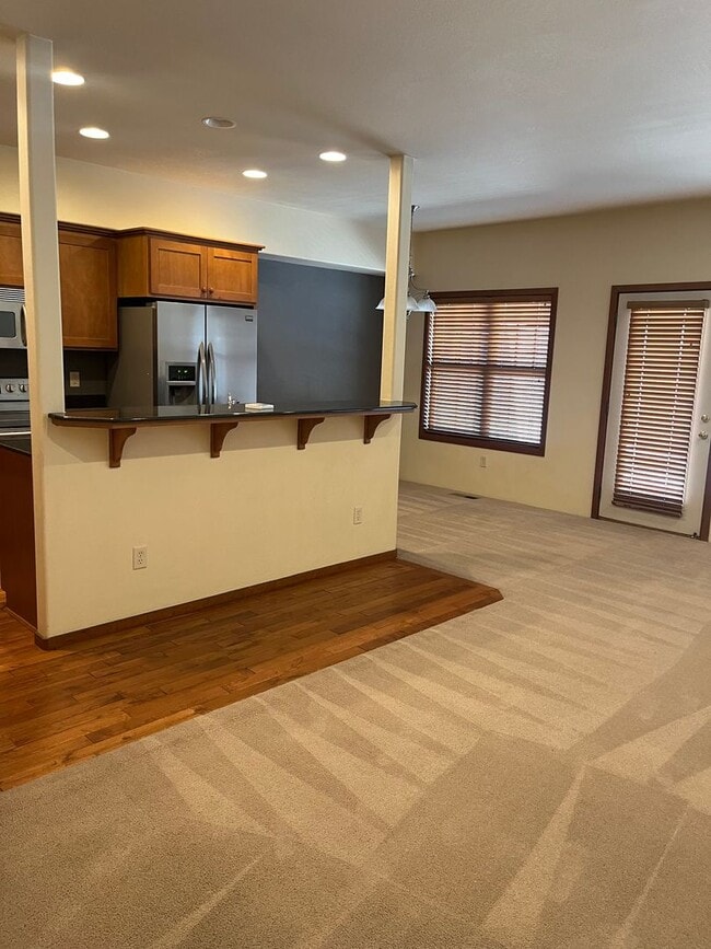 Building Photo - 3 Bedroom 2.5 Bath Townhouse