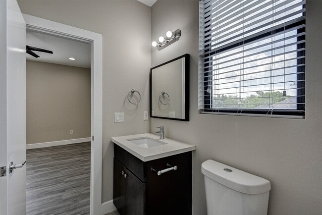 Building Photo - 607 Sydnor St