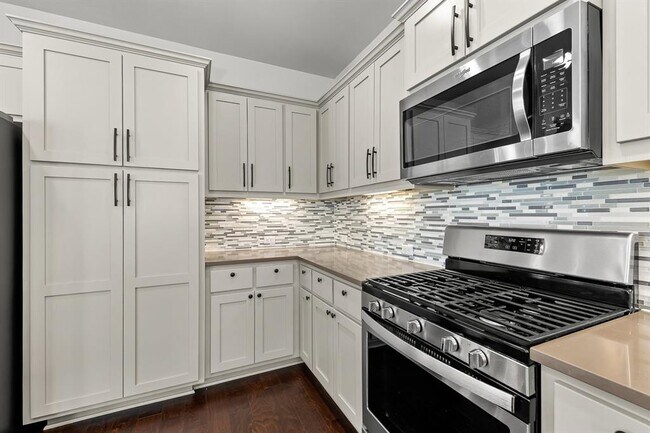 Building Photo - 13800 Lyndhurst St