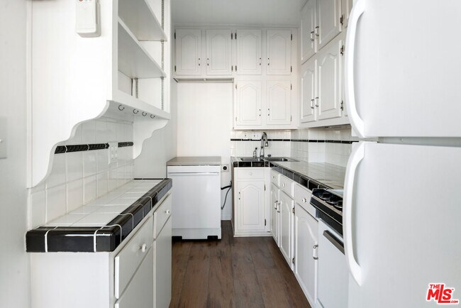 Building Photo - 999 N Doheny Dr
