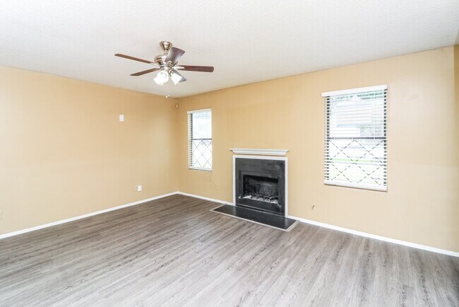 Building Photo - 5438 Farmview Close