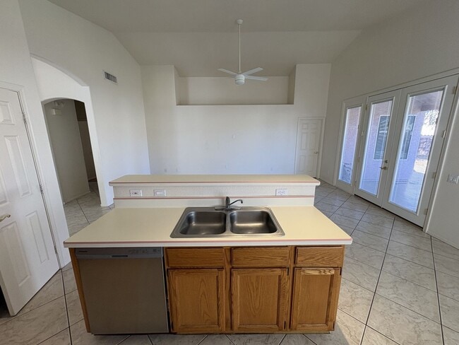 Building Photo - Great eastside location pet friendly