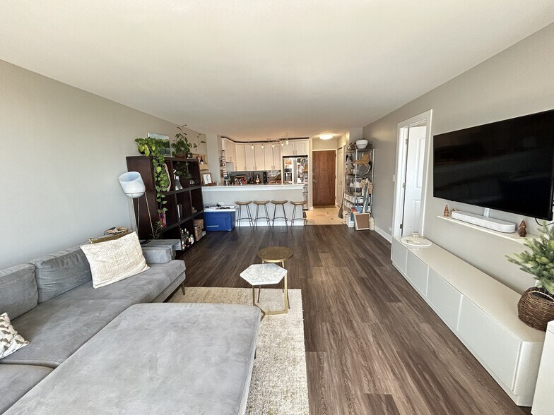 Building Photo - 5601 N Sheridan Rd