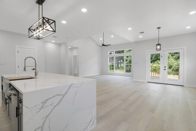 Building Photo - 611 Bridgeview Dr