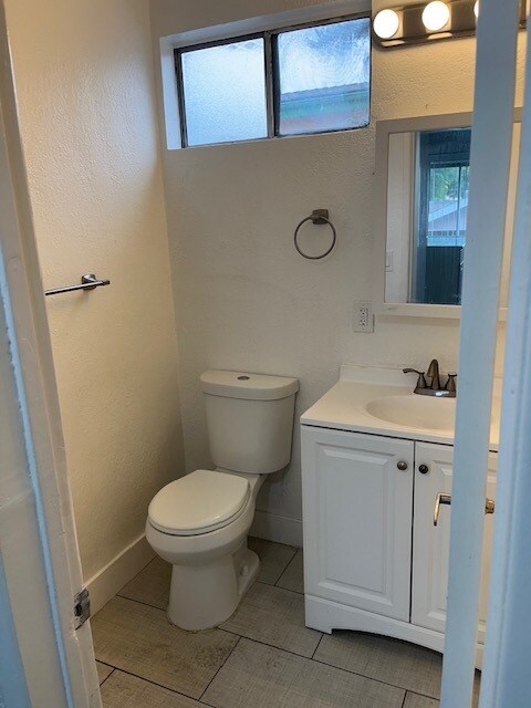 Building Photo - 423 E 82nd St