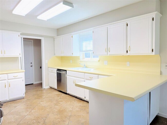 Building Photo - 121 W Vail Dr