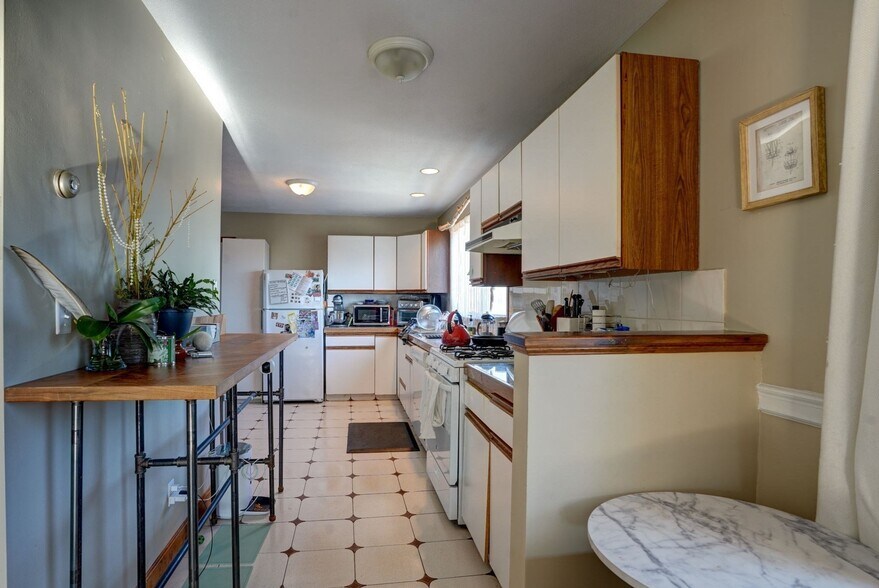 Building Photo - 77 2nd St