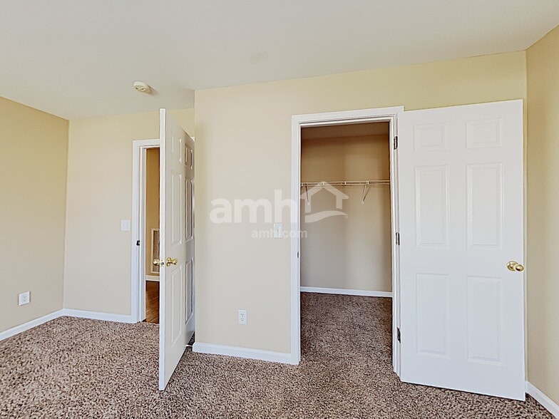 Building Photo - 2925 Burtonwood Dr