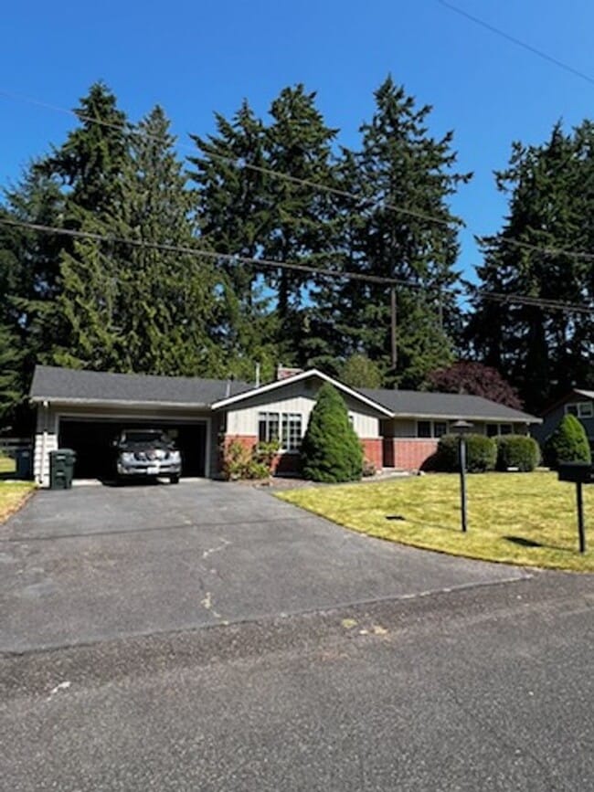 Building Photo - Lovely Lakewood single level 3 Bedroom 2 f...