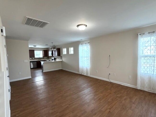 Building Photo - ~~ Luxurious End Unit 3-bedroom Townhome ~~