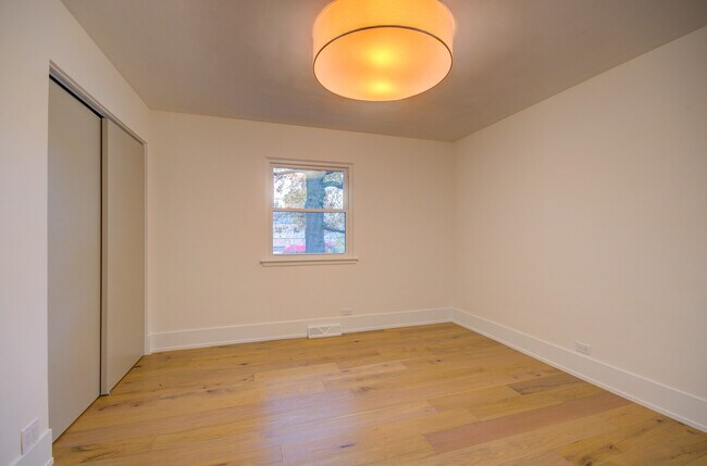 Building Photo - 209 W Gartner Rd