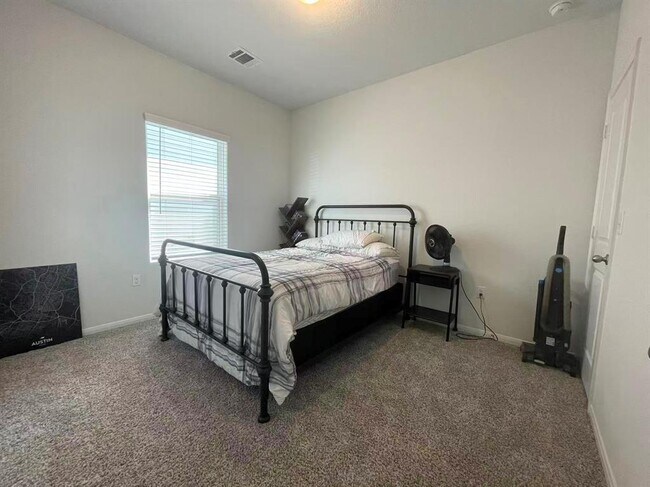 Building Photo - 141 Mammoth Dr