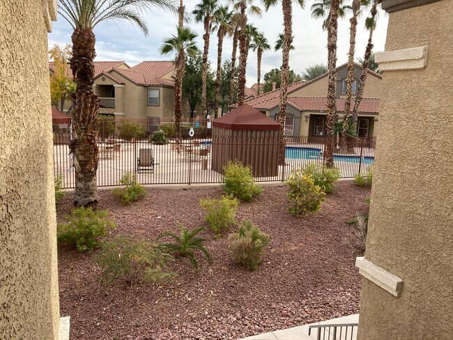Building Photo - Gated community just minutes south of the ...