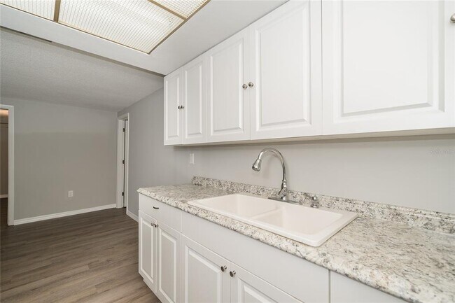 Building Photo - 7911 Foxwood Dr