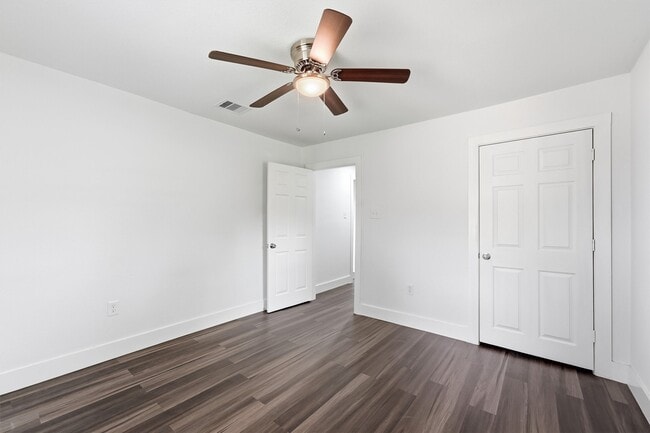 Building Photo - 2281 Des Jardines St