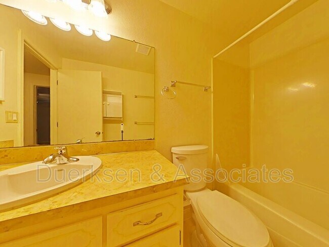 Building Photo - 1674 SW Country Club Pl