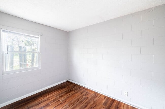 Building Photo - 1 Bed, 1 Bath Pet-Friendly Apartment with Shared Yard