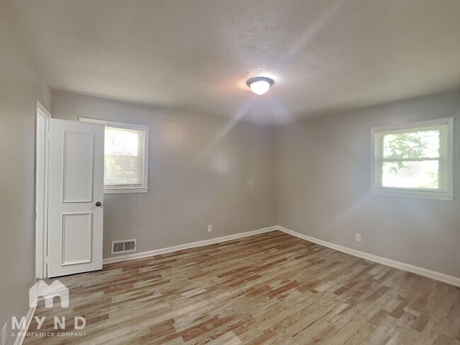 Building Photo - 411 Arrow Bend Rd