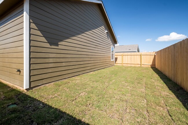 Building Photo - 2022 Built 3 Bedroom, 2 Bath Home Near Tex...