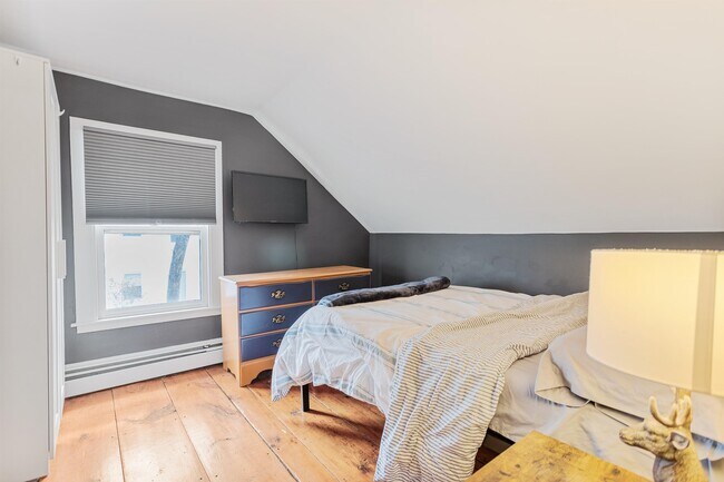 Building Photo - 33 Exeter Rd