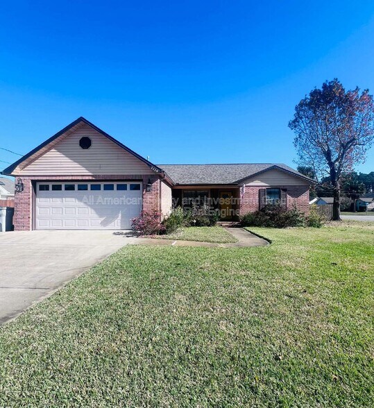 Building Photo - 2220 Kerra Ln