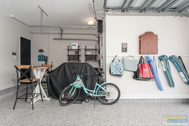 Building Photo - 100 Torrey Pines Dr