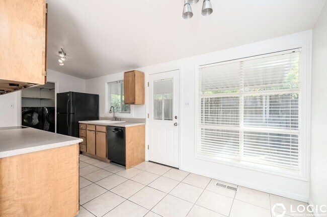 Building Photo - 6809 S Meadow Downs Way