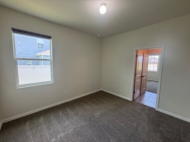 Building Photo - Spacious 4/2.5 Near 200