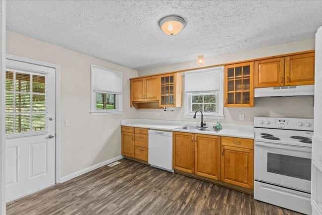 Building Photo - 4 bedroom, 2 bath home with den and garage...