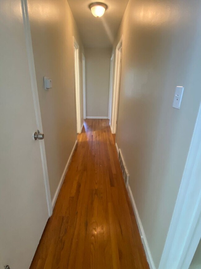 Building Photo - Spacious 3 bedroom house