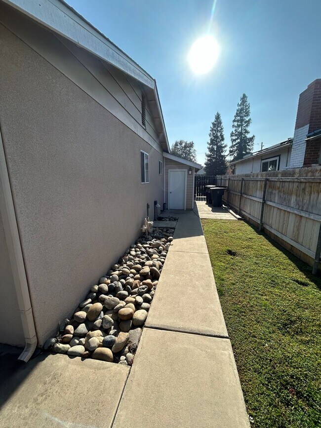 Building Photo - 3 bedroom 2 bathroom in SW Visalia