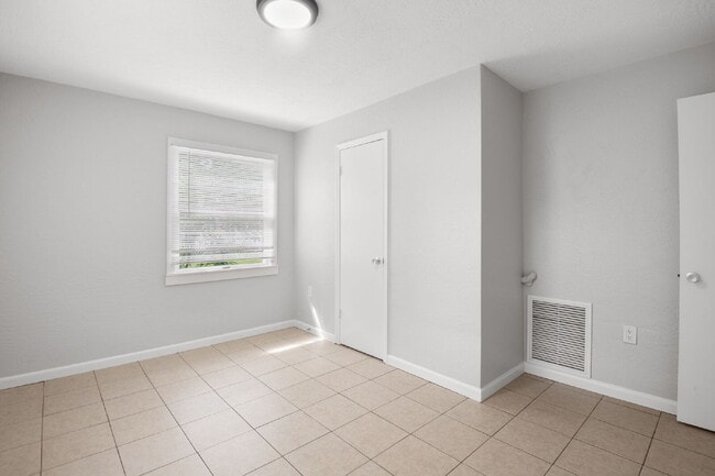 Building Photo - Unit For Rent in Gulfport!